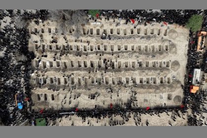 İran’da ölen 168 çocuk ve öğretmen için tören düzenlendi