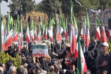 İranlılar Şehit Komutanlarına Veda Etti