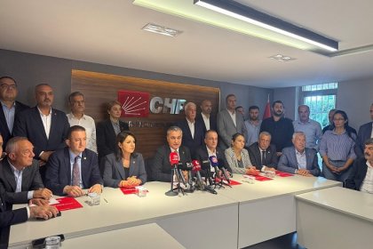 Müslim Sarı, Mersin'de açıklama yaptı: Çevre illerin il başkanları burada, örgütümüz burada. Hep beraber belediye başkanlarımıza sahip çıkıyoruz