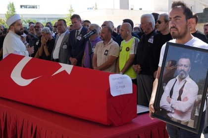 Oyuncu Serhat Kılıç, Karşıyaka Mezarlığı'nda toprağa verildi