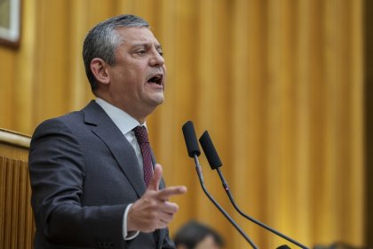 Özgür Özel: Bir tarafta ‘Yüksek gelirli ülkeler ligine girdik’ diye caka satan Mehmet Şimşek, öbür tarafta ‘Emekliye para veremeyiz, yok' diyen birisi!