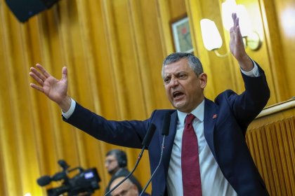 Özgür Özel: Erdoğan demişti ki ‘7 milyardan aşağıya satmak vatan hainliği olur.’ Şu anda aynı köprüleri 3,5 milyar dolara satıyor!