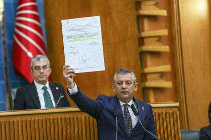 Özgür Özel: Erdoğan diyordun ki ‘Günümüzün Hitler’i.’ Nasıl olacak şimdi? Nasıl olacak? Orada Filistinlileri katleden Hitler’i birlikte mi alkışlayacaksınız?