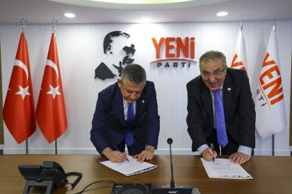 Özgür Özel ile Sosyal Demokrasi Derneği Genel Başkanı Bekir Sami Doğan, iki kurum arasında iş birliği protokolünü imzaladı