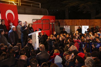 Özgür Özel, rüşvet iddiası ile gözaltına alınan Tanju Özcan için Bolu'da konuştu: Tanju bu memleketin ve Atatürk’ün Partisinin evladıdır, yalnız değildir, sahipsiz değildir!