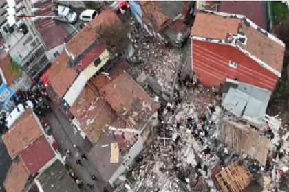 SonDakika! Fatih'te 2 bina çöktü: enkazdan 7 kişi çıkarıldı 2 kişi daha aranıyor