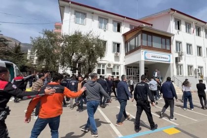SonDakika, Kahramanmaraş'ta ortaokulda silahlı saldırı: 1 Öğretmen, 8 öğrenci öldü 13 yaralı var!