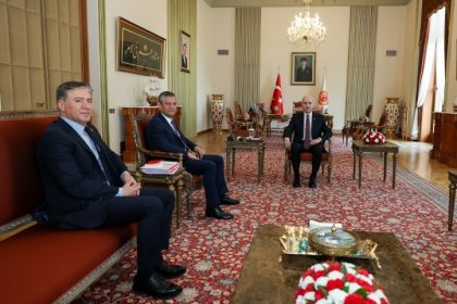 TBMM Başkanı Numan Kurtulmuş, ara seçim talep eden Özgür Özel'i makamında kabul etti