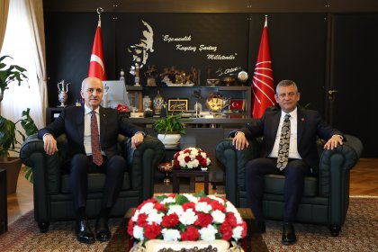TBMM Başkanı Numan Kurtulmuş, CHP Genel Başkanı Özgür Özel’i Meclis’teki parti grubunda ziyaret etti